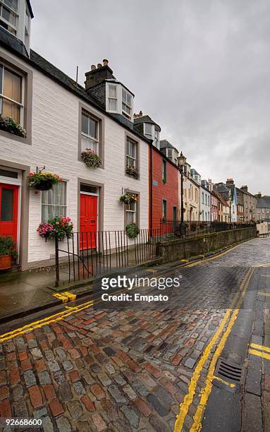 雨の日に、ヴィラージュ street 、スコットランド。 - south queensferry ストックフォトと画像