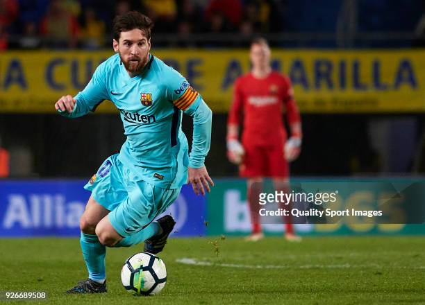 Lionel Messi of Barcelona runs with the ball during the La Liga match between Las Palmas and FC Barcelona at Estadio Gran Canaria on March 1, 2018 in...