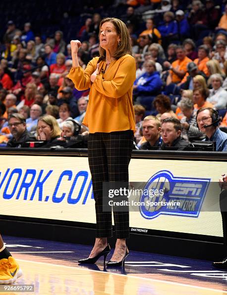 Missouri Tigers head coach Robin Pingeton calls out the play against