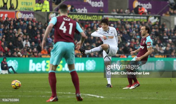 Ki Sung-Yueng of Swansea City shoots and scores his side's first goal during the Premier League match between Swansea City and West Ham United at...