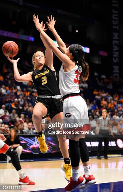 Georgia Bulldogs forward Mackenzie Engram defends as Missouri Tigers guard Sophie Cunningham looses the ball during the third period between the...