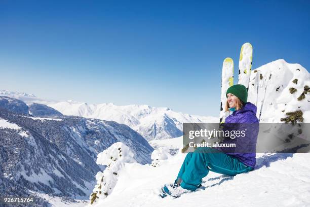 esquiador femenino de travesía en los pirineos en cataluña españa baqueira beret - valle de arán fotografías e imágenes de stock