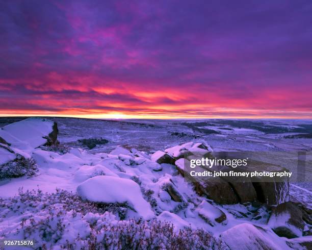 higgor tor winter sunrise in the peak district national park, hathersage, uk. - isartor bildbanksfoton och bilder