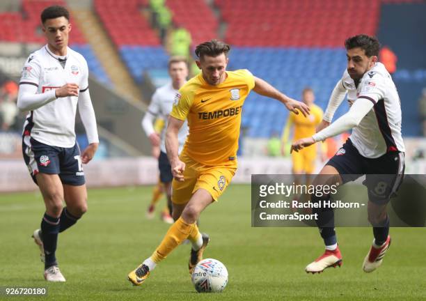 VPreston North End's Alan Browne flanked by Bolton Wanderers' Jem Karacan and Bolton Wanderers' Antonee Robinson during the Sky Bet Championship...