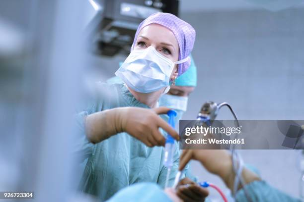 neurosurgeon in scrubs during an operation - laparoscopic surgery stock pictures, royalty-free photos & images