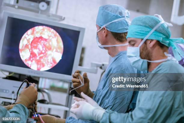 neurosurgeons in scrubs during an operation - laparoscopy 個照片及圖片檔