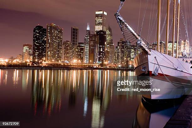 see und der innenstadt von chicago entfernt von navy pier bei nacht - navy pier stock-fotos und bilder