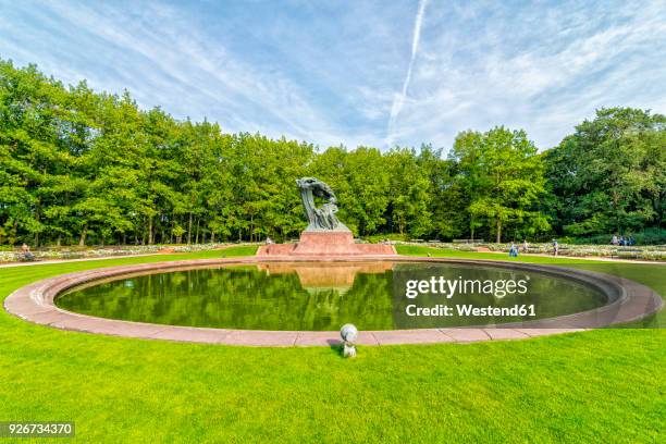 poland, warsaw, royal lazienki park, view to chopin statue - lazienki park imagens e fotografias de stock