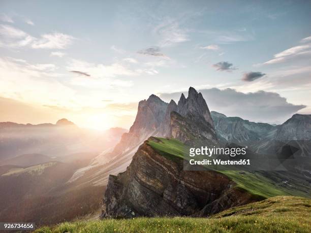 italy, south tyrol, dolomites, st.ulrich in groeden, seceda at sunrise - bergketen stockfoto's en -beelden