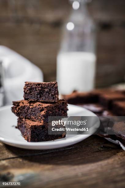 stack of three homemade brownies on plate - brownie stock-fotos und bilder