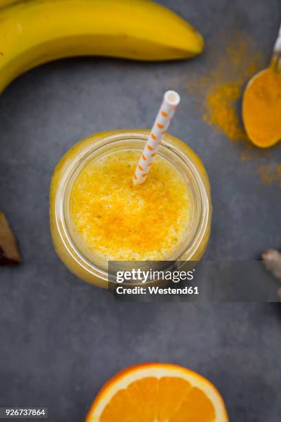 orange banana smoothie with ginger and curcuma - curcuma 個照片及圖片檔