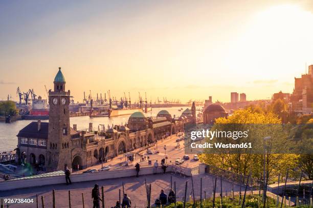 germany, hamburg, st pauli landing stages at twilight - hamburgo fotografías e imágenes de stock