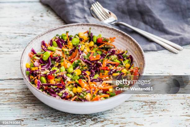 quinoa salad with edamame, corn, carott, tomato, paprika, onions in a bowl - quinoa stockfoto's en -beelden