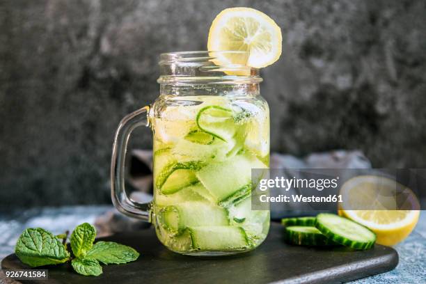 detox water, cucumber water, lemon, mint in a glass - desintoxicación fotografías e imágenes de stock