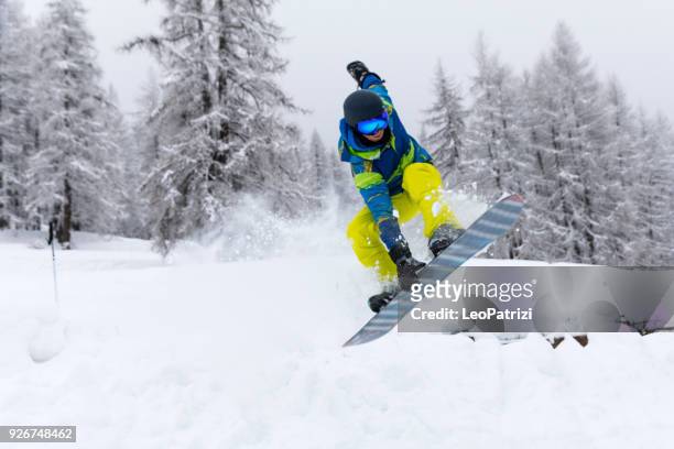snowboard freestyle - snowboard jump bildbanksfoton och bilder