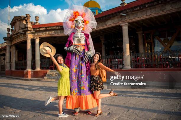vriendinnen mexico reizen - dag-van-de-doden stockfoto's en -beelden