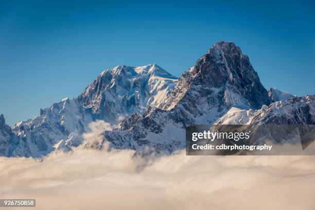 monte bianco sopra le nuvole - alpi italiane foto e immagini stock
