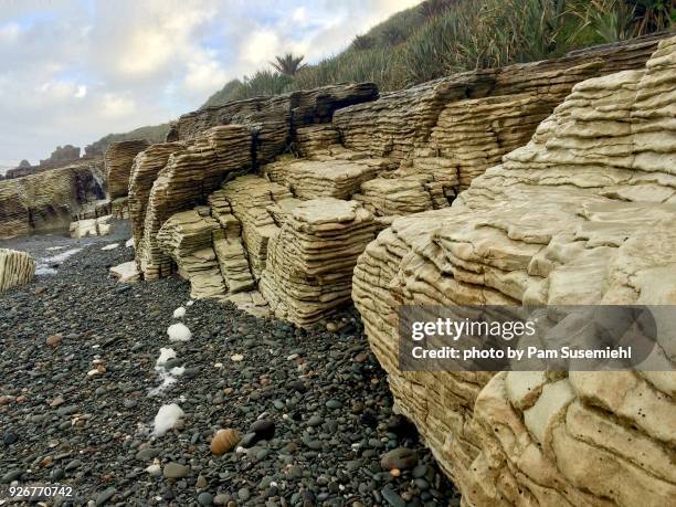 close-up of pancake rocks, punakaiki, new zealand - limestone stock pictures, royalty-free photos & images