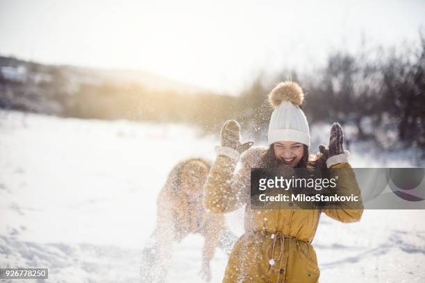 jeune couple s’amuser le jour de l’hiver - se battre photos et images de collection