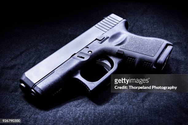 handgun - wapencontrole stockfoto's en -beelden