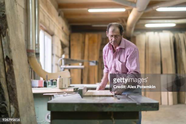 資深60歲男子, 木匠, 在小傢俱廠的商用圓鋸機工作 - 55 59 years 個照片及圖片檔