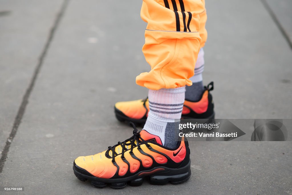 Street Style : Paris Fashion Week Womenswear Fall/Winter 2018/2019 : Day Six