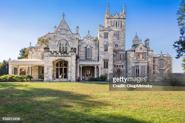 lyndhurst manor, blauer himmel und bäume in herbstlichen farben (laub) in tarrytown, hudson valley, new york. - westchester county stock-fotos und bilder