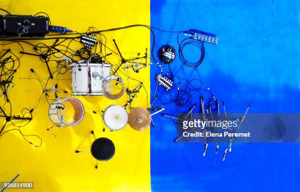 acoustic drums, amplifiers, microphones on stage top view - political party foto e immagini stock