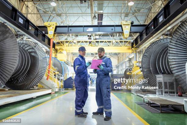 engineers in discussion in turbine maintenance factory - birmingham condado de west midlands fotografías e imágenes de stock