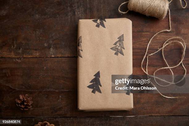 christmas present and string - wrapping paper stock-fotos und bilder