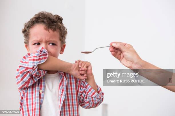 boy refusing to take medication - teimoso - fotografias e filmes do acervo