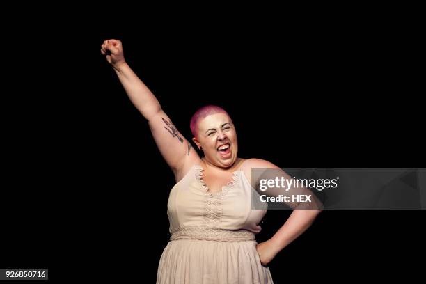 portrait of a young woman - shaved head stockfoto's en -beelden