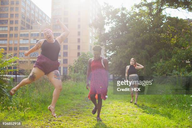three young women jumping - the big friendly giant film 2016 stock-fotos und bilder