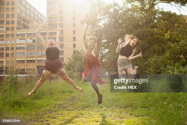 three young women jumping - the big friendly giant film 2016 stock-fotos und bilder