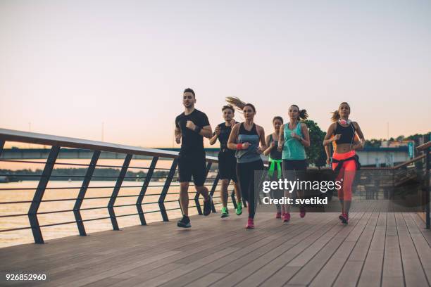 synchronized group - correr imagens e fotografias de stock