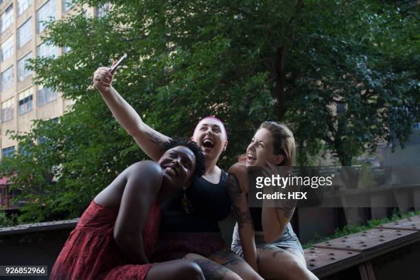 three young women posing for a selfie - the big friendly giant film 2016 stock-fotos und bilder
