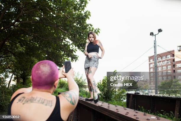 a woman taking a photograph of her friend - the big friendly giant film 2016 stock-fotos und bilder