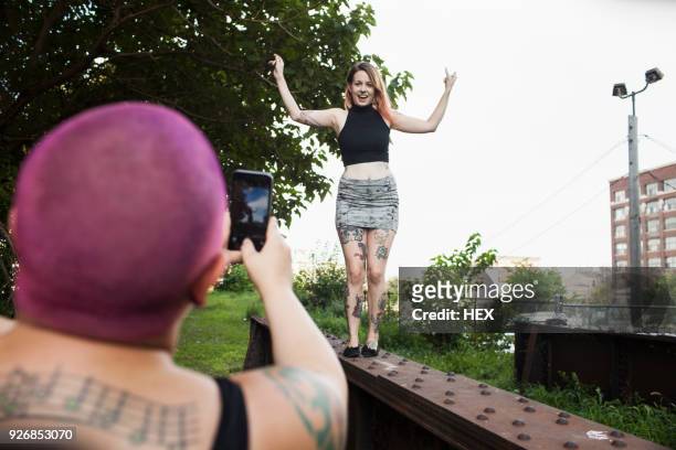 a woman taking a photograph of her friend - the big friendly giant film 2016 stock-fotos und bilder