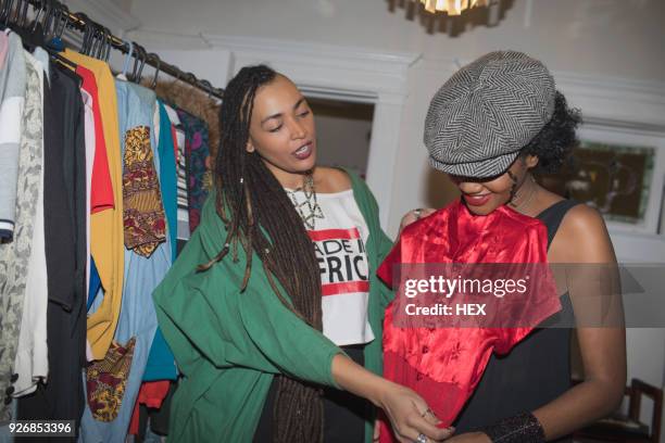 two young women choosing an outfit - essayer photos et images de collection