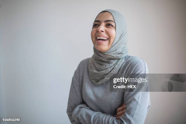 portrait of a businesswoman wearing a hijab. - headscarf home stockfoto's en -beelden