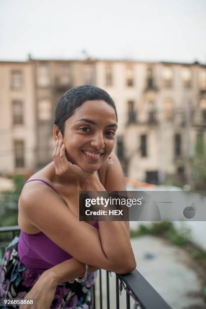 portrait of a young woman - one young woman only photos et images de collection