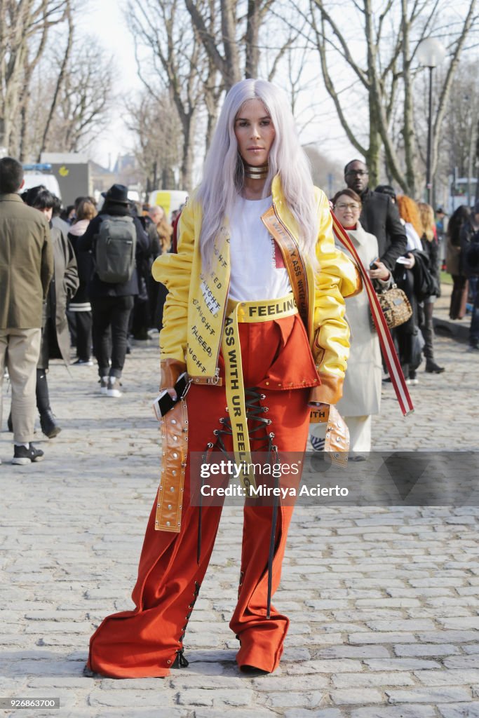 Street Style : Paris Fashion Week Womenswear Fall/Winter 2018/2019 : Day Six