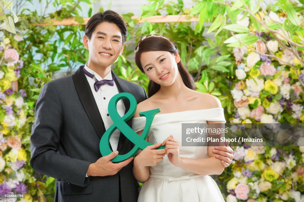Couple holding & symbol
