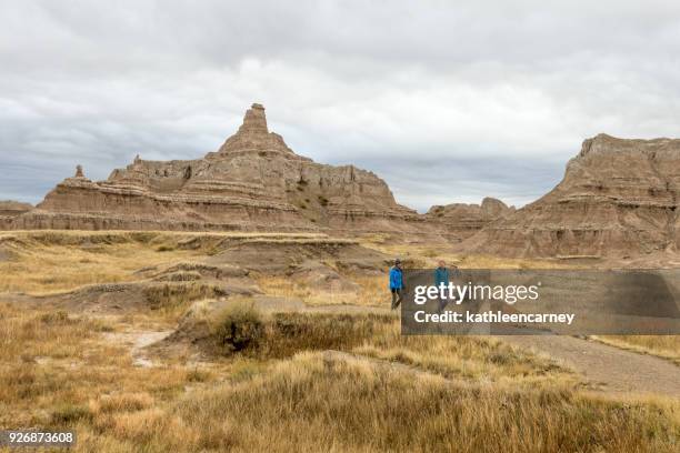 mother and daughter hiking, badlands national park, south dakota, america, usa - badlands national park stock-fotos und bilder