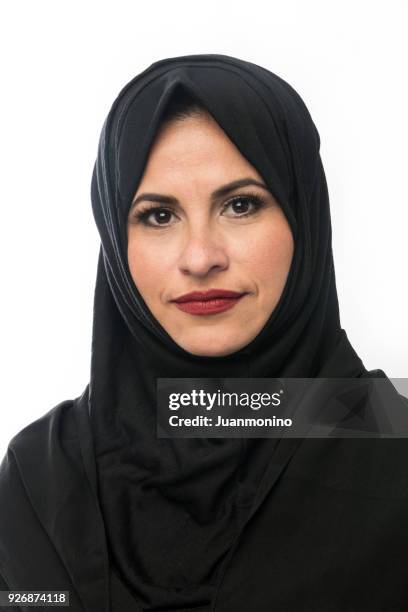 muslimische reife frau - arabische frau kopftuch stock-fotos und bilder