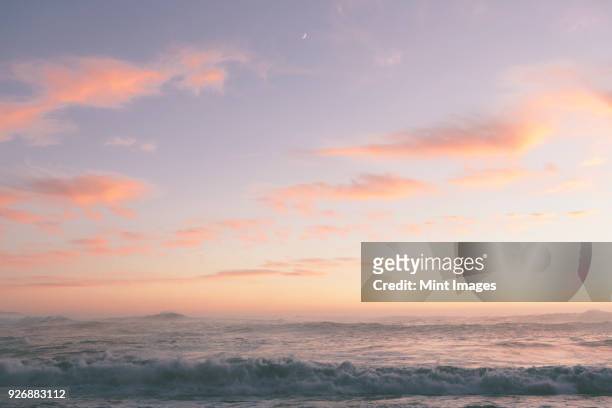 seascape with cloudy sky at sunset. - 夕暮れ　海 ストックフォトと画像