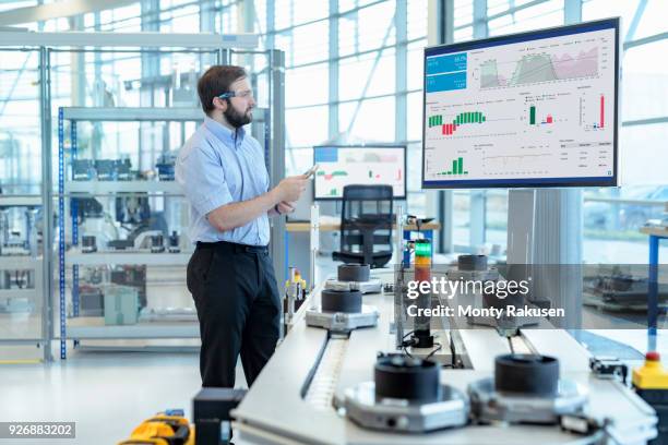 engineer testing a robotic production simulator in robotics research facility - 製品　実験 ストックフォトと画像