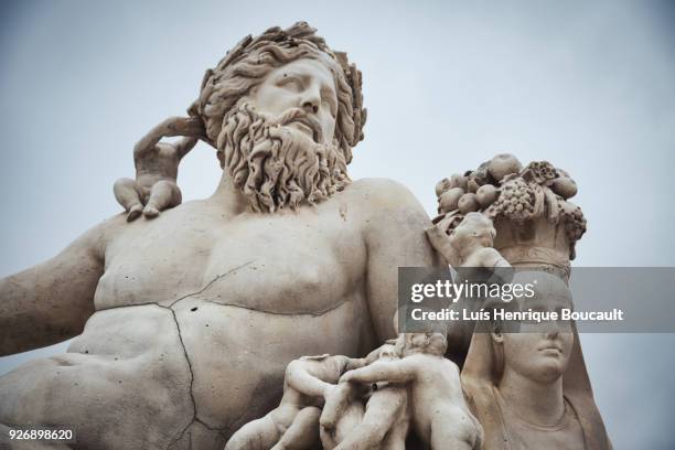 sculpture at the tuileries garden - ルーヴル�美術館 ストックフォトと画像