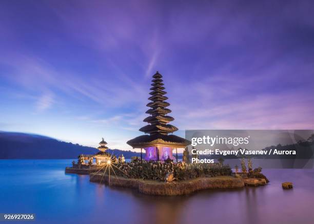 pura ulun danu bratan water temple with pagoda at sunset, baturiti, bali, indonesia - lake bratan area fotografías e imágenes de stock