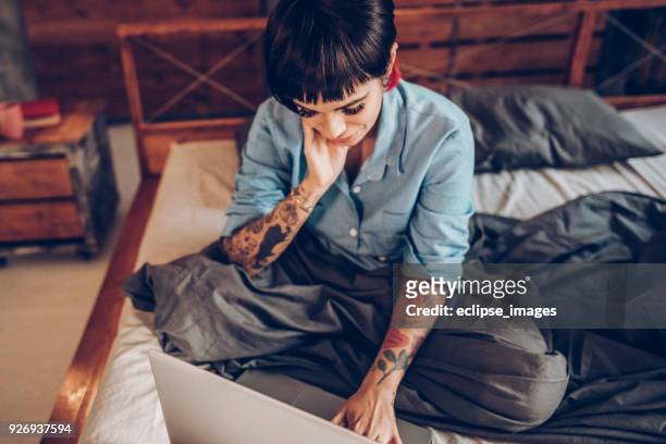 gelukkig lesbische meisje in bed - lesbian dating stockfoto's en -beelden